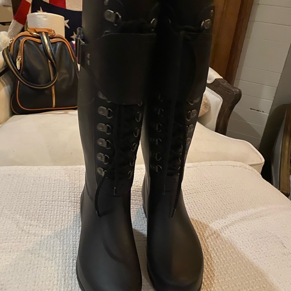 UGG RAIN BOOTS SIZE 6 - Picture 4 of 6
